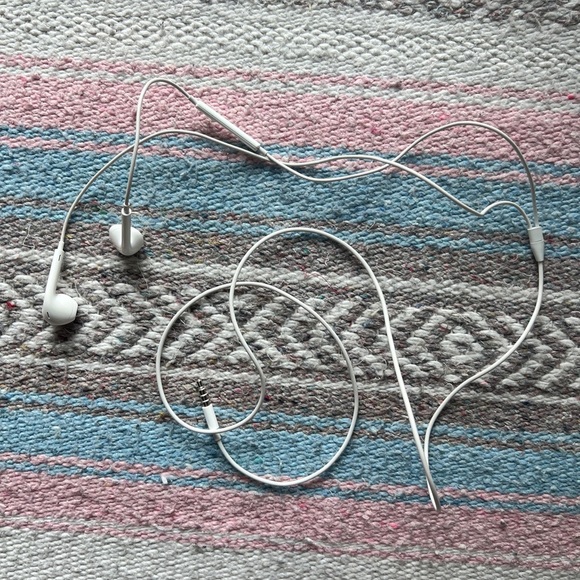 Apple Earphones with Remote and Mic for iPhone, iPod Touch, iPad (MB770G/A) - Picture 2 of 9